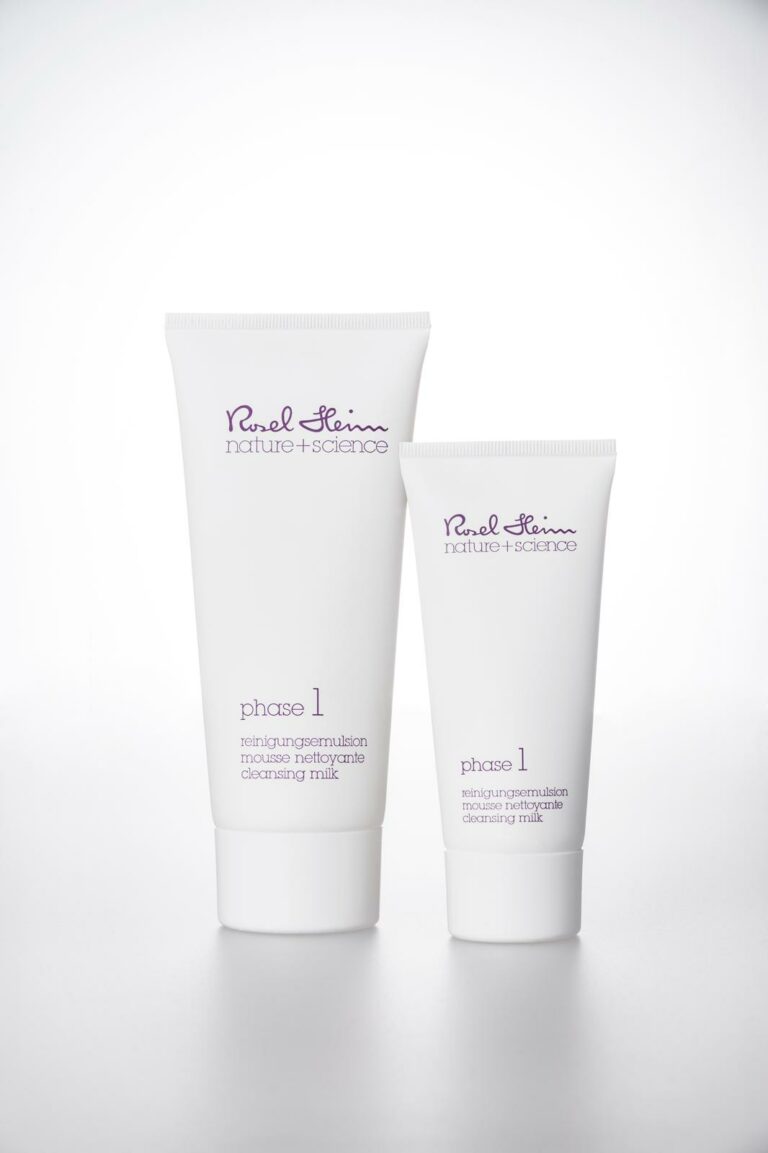 phase 1 rosel heim nature + science produktbeschreibung: phase 1 reinigungsemulsion extra mild bindet Staub und Schmutzpartikel und macht diese wasserlöslich. Die Emulsion reinigt besonders schonend und ohne die natürlichen Schutzmechanismen der Haut zu stören. Gleichzeitig wird der natürliche pH-Wert der Hautoberfläche mit Hilfe der L+ Milchsäure (wieder) hergestellt. Ist eine Emulsion deren Hauptwirkstoff die L(+) Milchsäure ist. L(+) Milchsäure in physiologischer Konzentration erleichtert die Ablösung der Hornschüppchen. Sie unterstützt die haut- eigene Bakterienflora, welche eine wirksame Blockade gegen eindringende Fremdkeime bildet. Die sanfte Emulsion nimmt überschüssiges Hautfett auf und lässt sich mit Wasser leicht abwaschen.